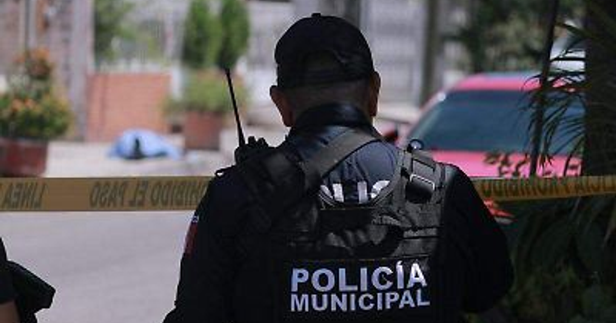 Policía Municipal en escena de emergencia con cinta de restricción en Culiacán