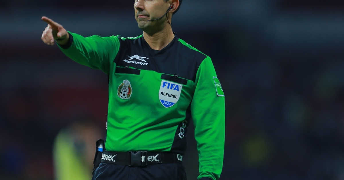 Árbitro César Arturo Ramos señalando durante el Mundial de Clubes 2025