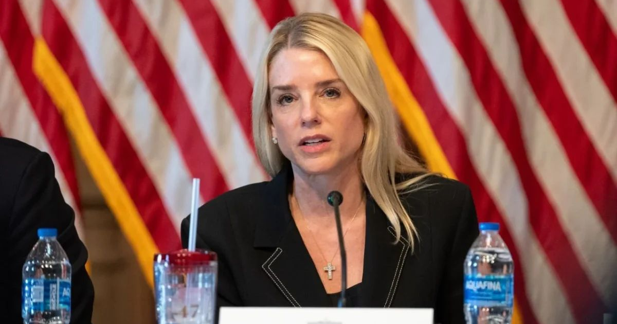 Mujer en reunión con banderas de fondo discutiendo naciones adversarias