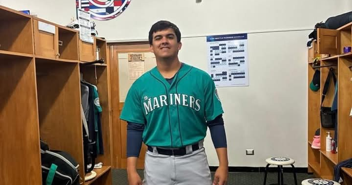 Joven jugador de béisbol en el vestuario de los Mariners