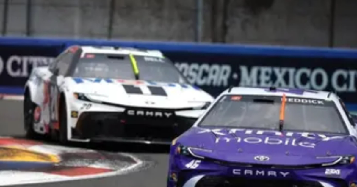 Dos autos de carrera en una curva del Autódromo Hermanos Rodríguez durante un evento de NASCAR en la Ciudad de México.