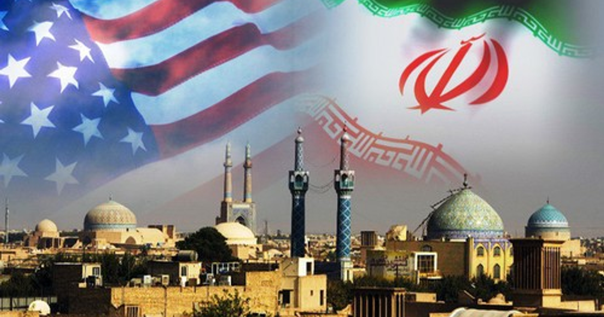 Collage de banderas de EE.UU. e Irán con arquitectura iraní, simbolizando tensiones diplomáticas.