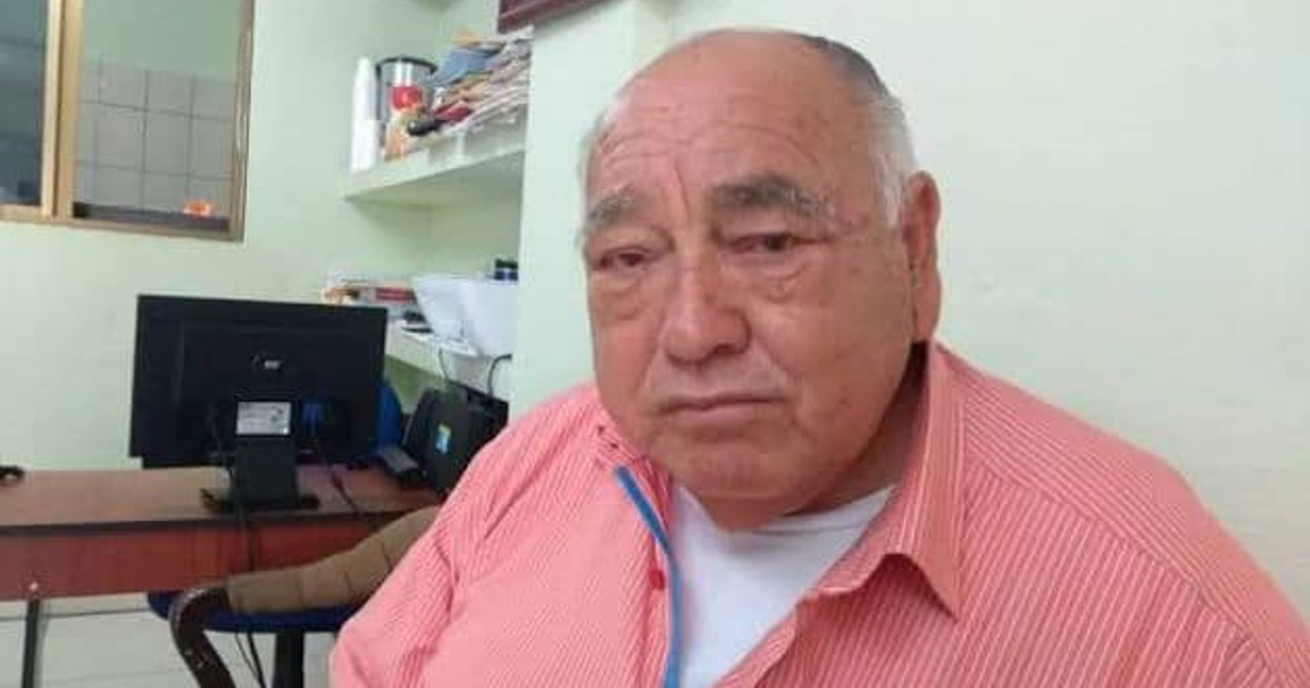 Hombre mayor con camisa de rayas en oficina, representando a Nicolás García Castillo, líder sindical.