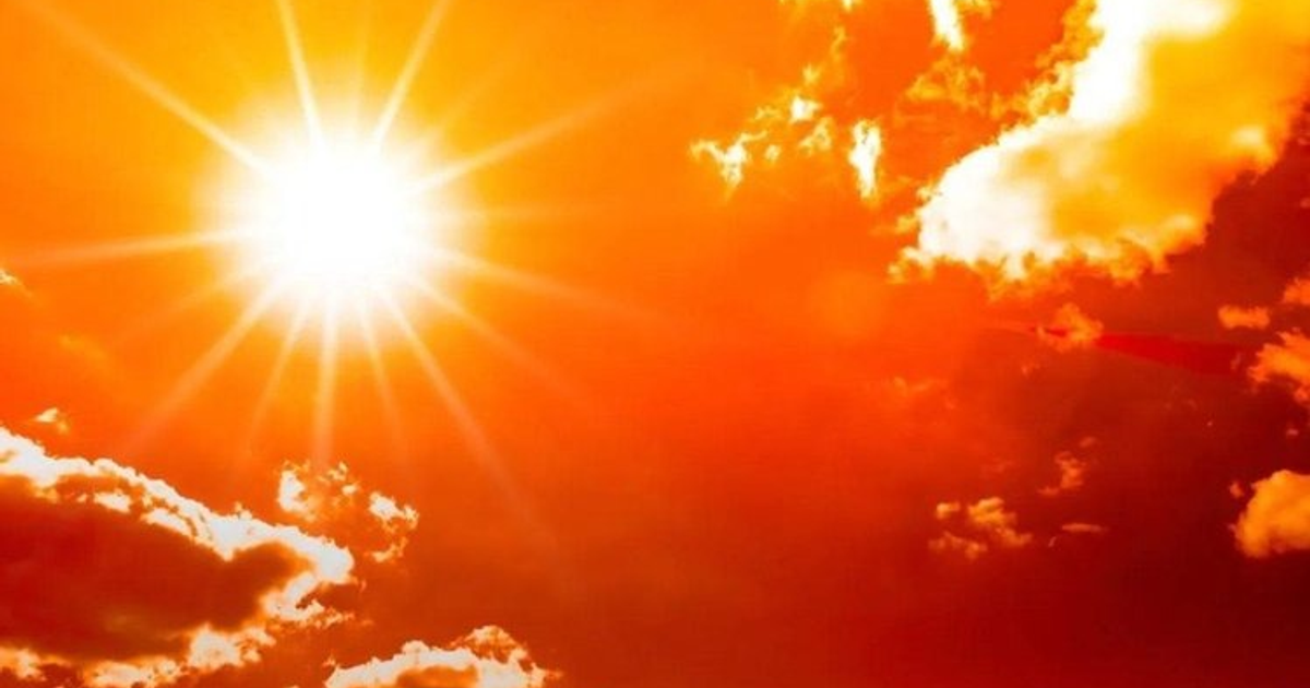 Cielo soleado con sol brillante y nubes en Sinaloa durante ola de calor