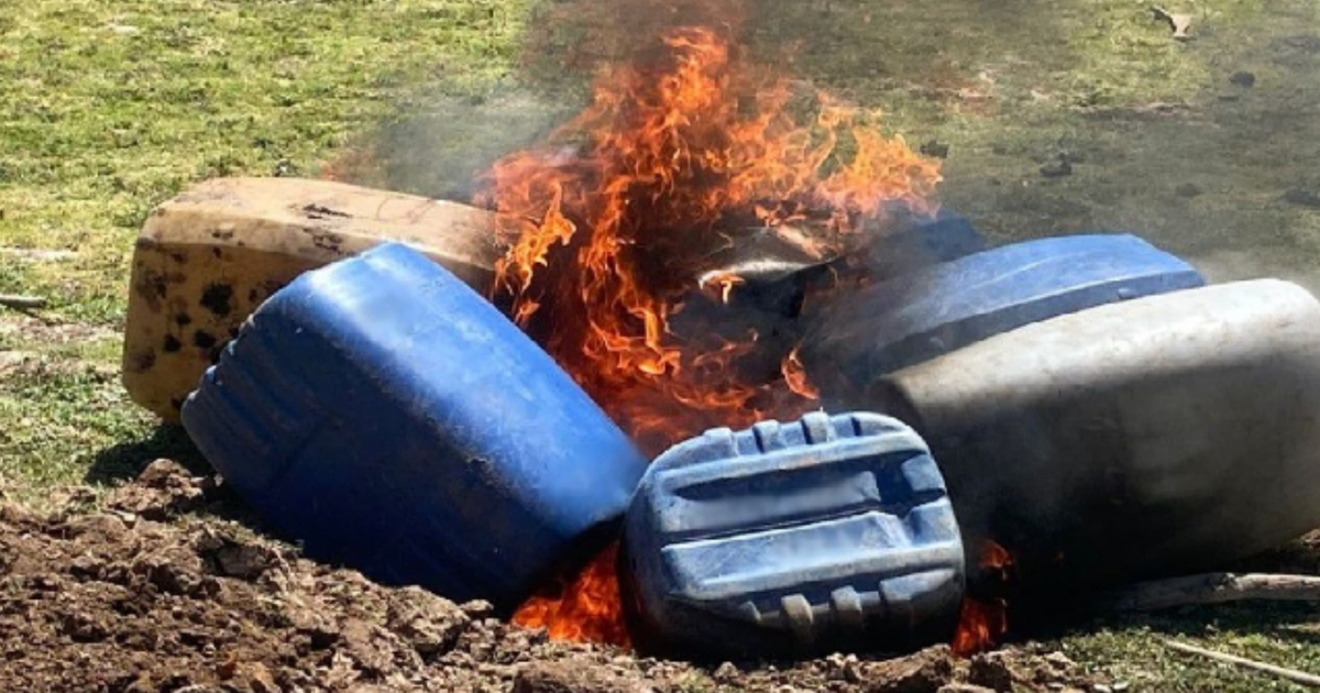 Recipientes de precursores químicos en llamas durante operativo en Culiacán