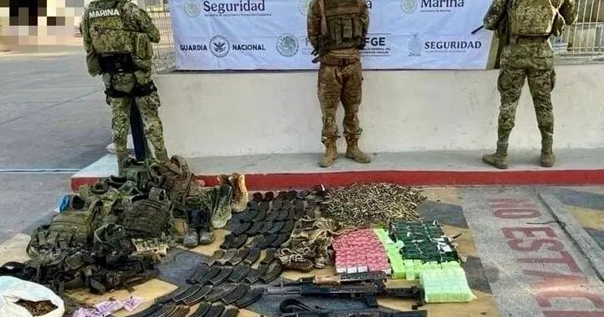 Fuerzas de seguridad con armamento incautado en operativo en Sinaloa