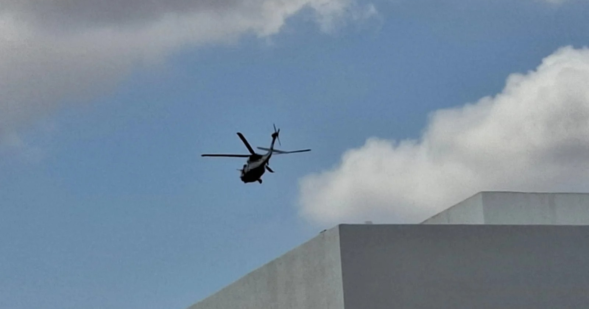 Helicóptero Black Hawk volando sobre un edificio en Culiacán durante operativo