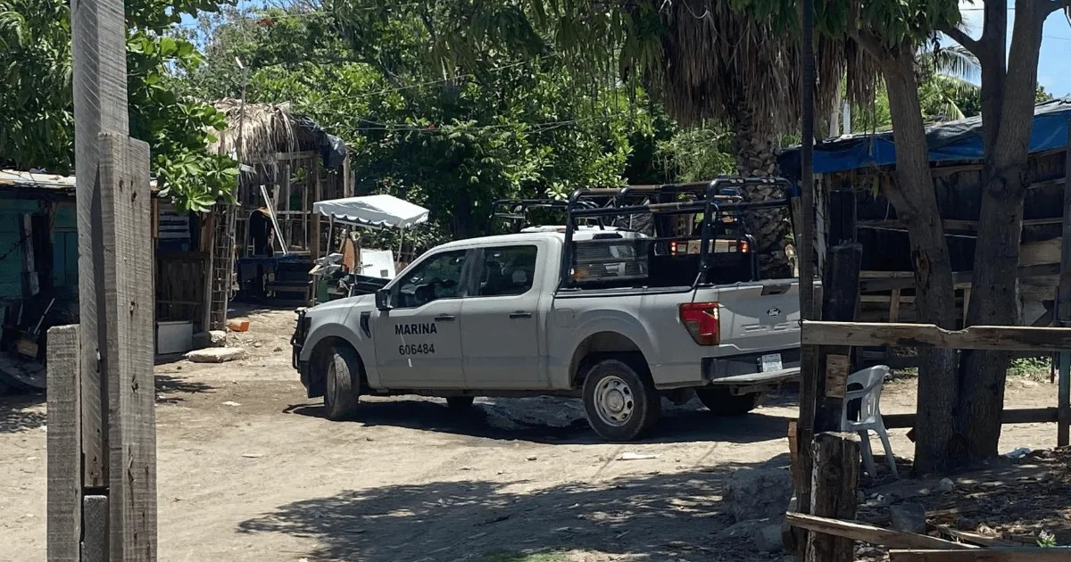 Camioneta gris de la Marina en operativo de seguridad rural