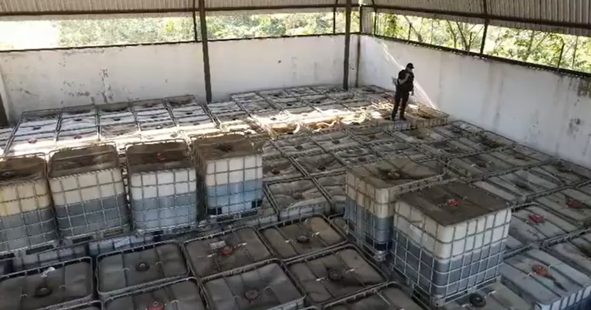 Persona inspeccionando tanques de almacenamiento en operativo contra huachicol