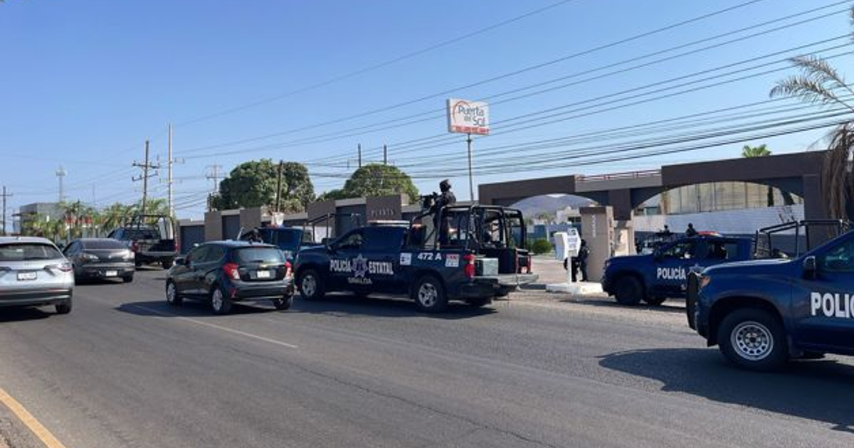 Vehículos de policía estacionados en carretera durante operativo en Puerta del Sol, Culiacán.
