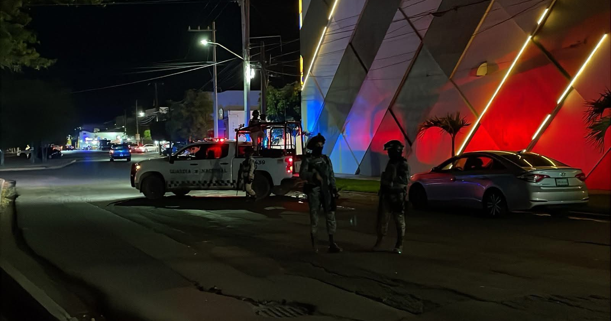 Operativo nocturno de la Guardia Nacional en Culiacán con vehículos y luces de emergencia