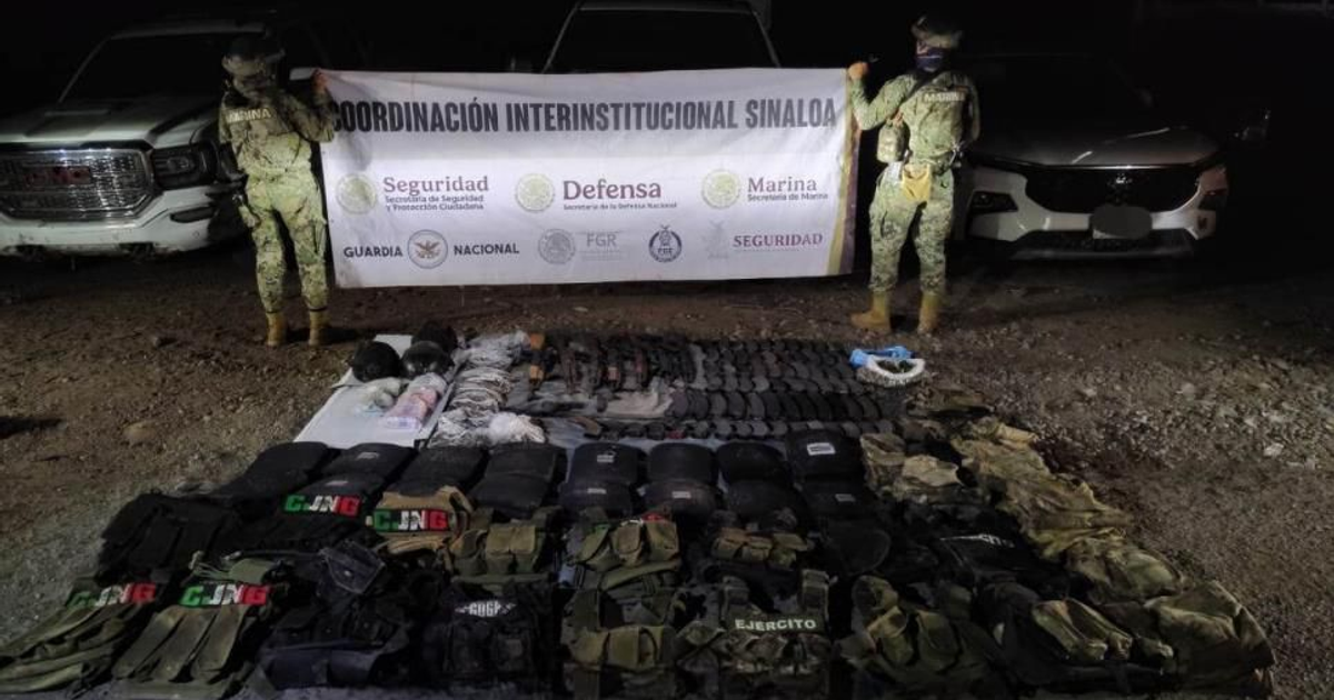Militares con cartel de Coordinación Interinstitucional Sinaloa y equipo militar incautado en Culiacán.