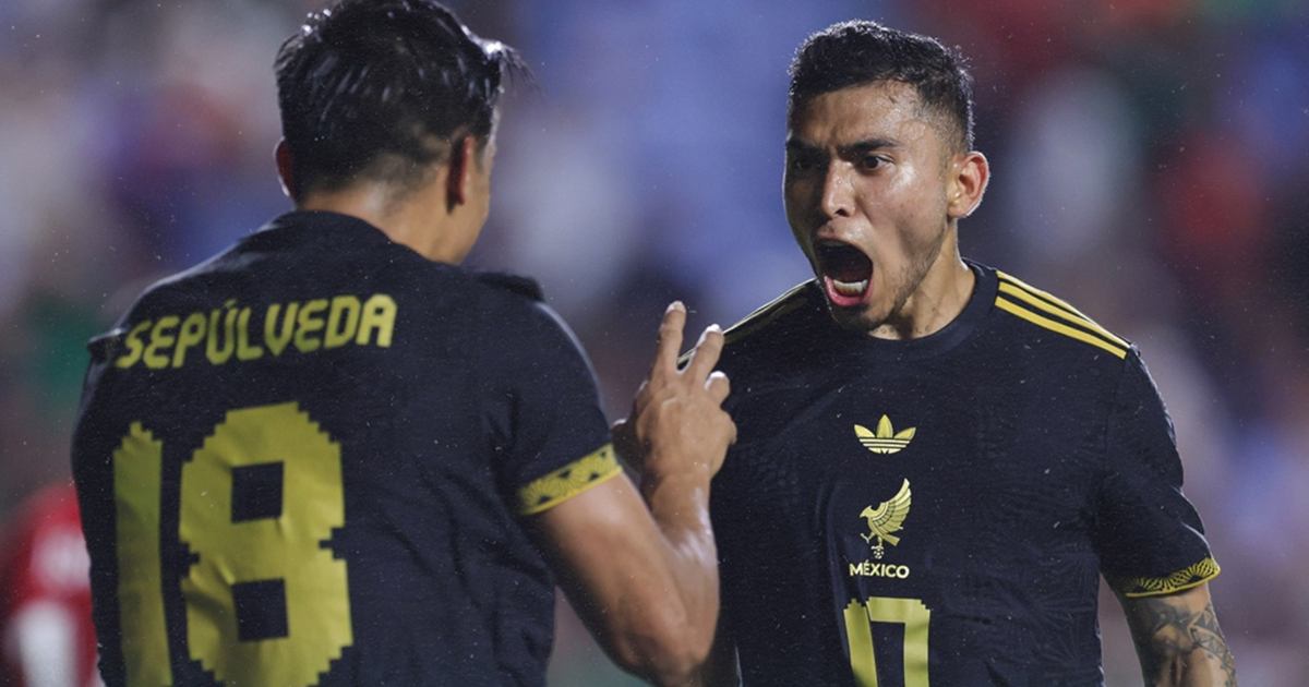Dos futbolistas celebran un gol en el partido México vs Turquía, uno de ellos es Sepúlveda con el número 18.