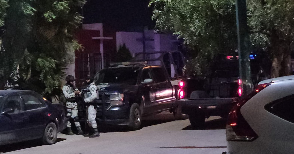 Escena nocturna con vehículos y policías tras persecución en Culiacán-Navolato