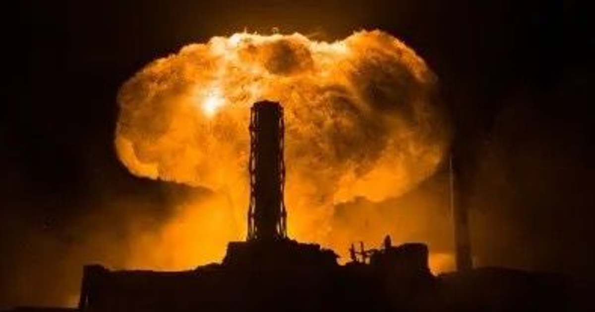 Explosión brillante con nube de humo y fuego, destacando una estructura vertical oscura, simbolizando un evento explosivo significativo.