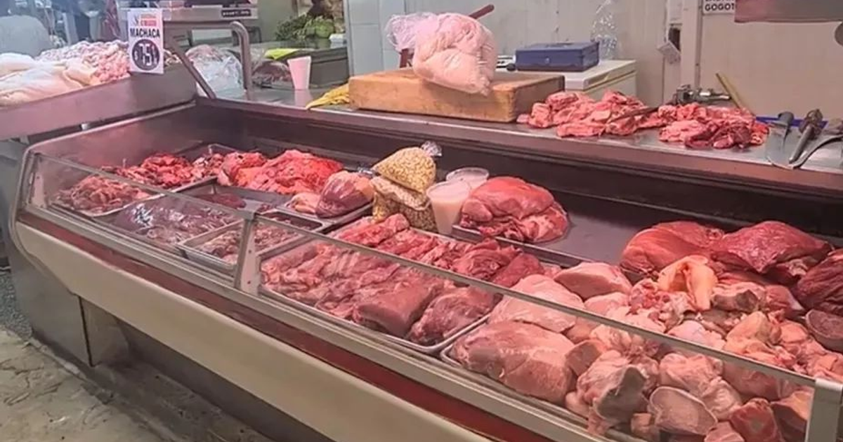 Mostrador de carnicería con cortes de carne de res y cerdo en Culiacán, Sinaloa.