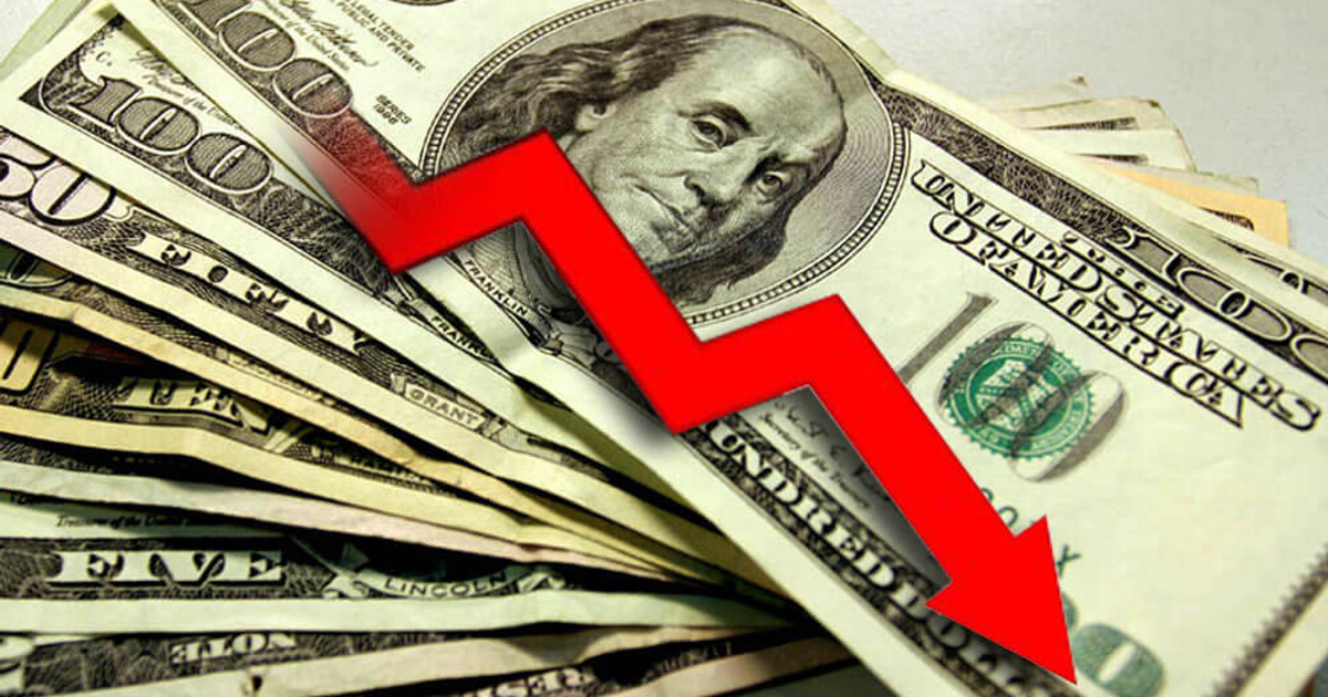 Billetes de dólar con gráfica descendente, simbolizando la caída del dólar frente al peso mexicano.