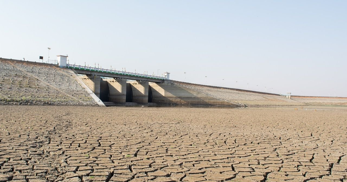Embalse seco en Sinaloa con suelo agrietado, reflejo de la sequía actual.