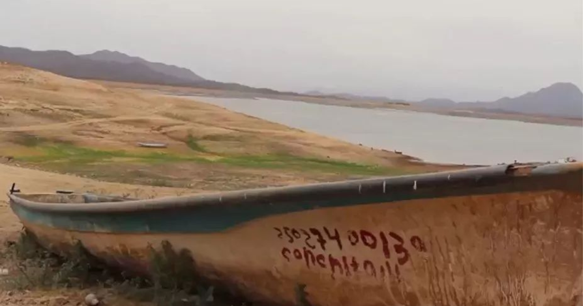 Embarcadero con bote varado en paisaje árido de Sinaloa