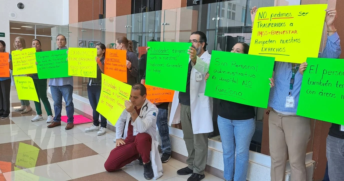 Trabajadores de la salud protestando con carteles por condiciones laborales