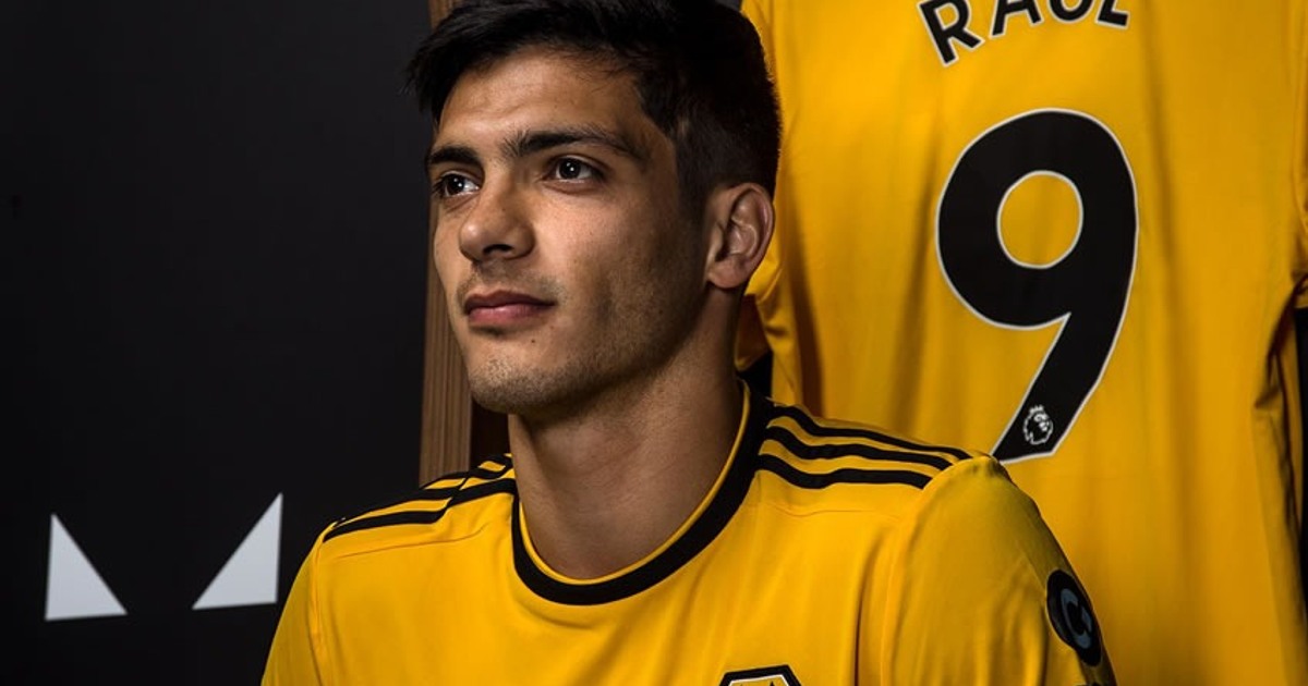 Jugador del Wolverhampton Wanderers con camiseta amarilla y el nombre 'Raúl' en el fondo