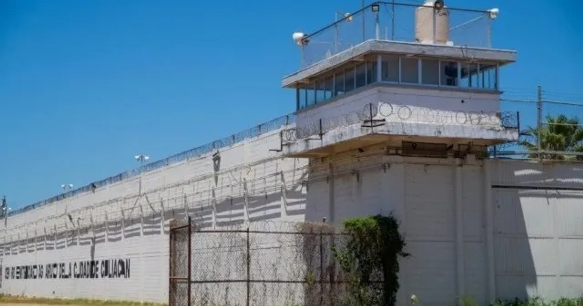 Vista del Centro Penitenciario de Aguaruto con torre de vigilancia y alambre de púas