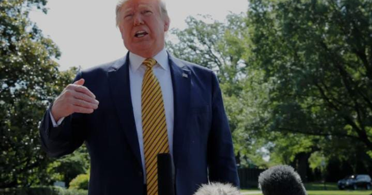 Imagen de trabajadores agrícolas en un campo, reflejando la pausa en redadas migratorias.