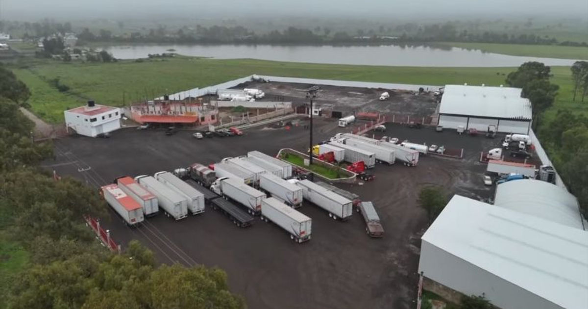 Centro logístico con camiones y remolques en operativo contra huachicol en México