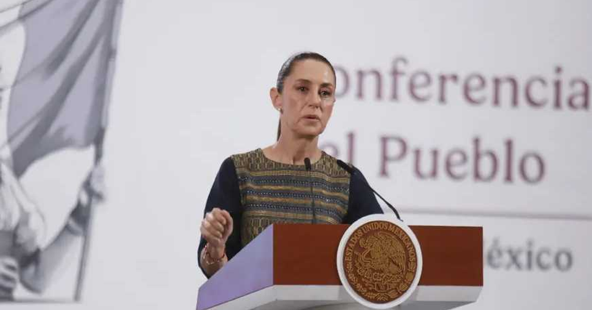 Mujer en podio hablando sobre reforma migratoria en la Conferencia del Pueblo.