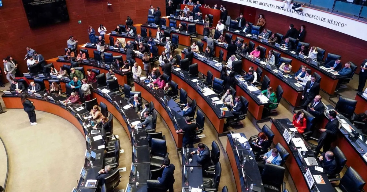 Sesión legislativa en congreso sobre reformas de desaparición forzada, con asistentes en un ambiente formal.