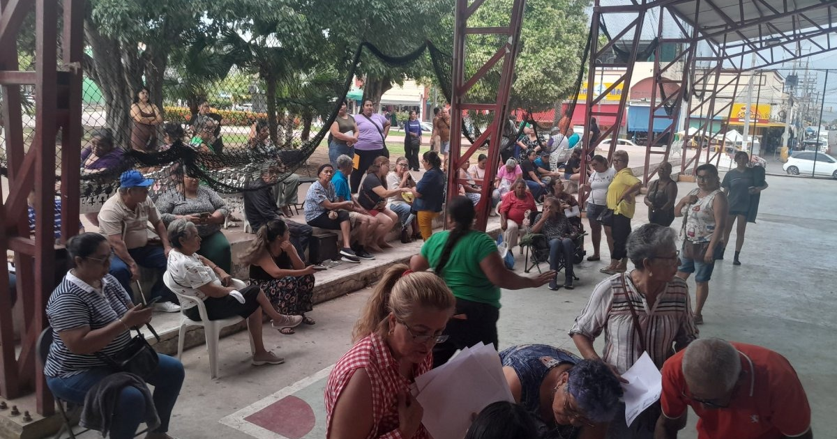 Grupo de tianguistas reunidos en Mazatlán para discutir cambios en el reglamento de comercio.