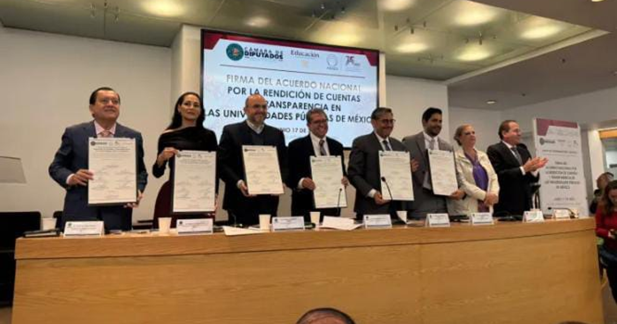 Representantes universitarios y legislativos firmando un acuerdo de transparencia en México