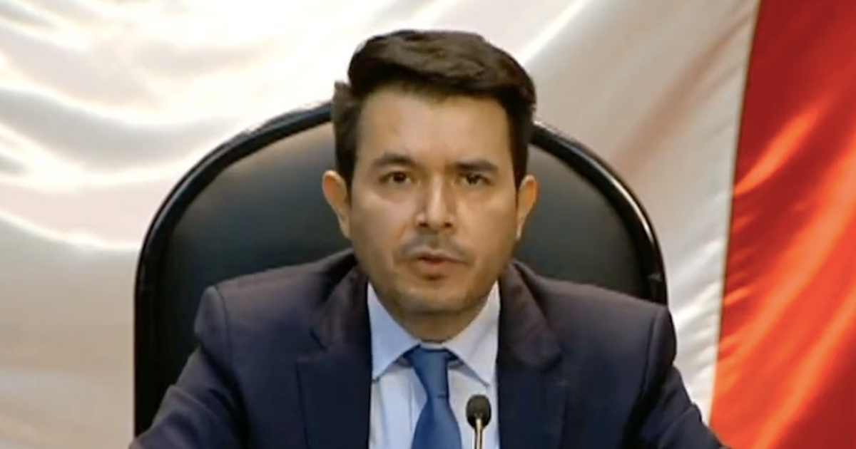 Hombre en conferencia sobre repatriación de mexicanos desde EE.UU.