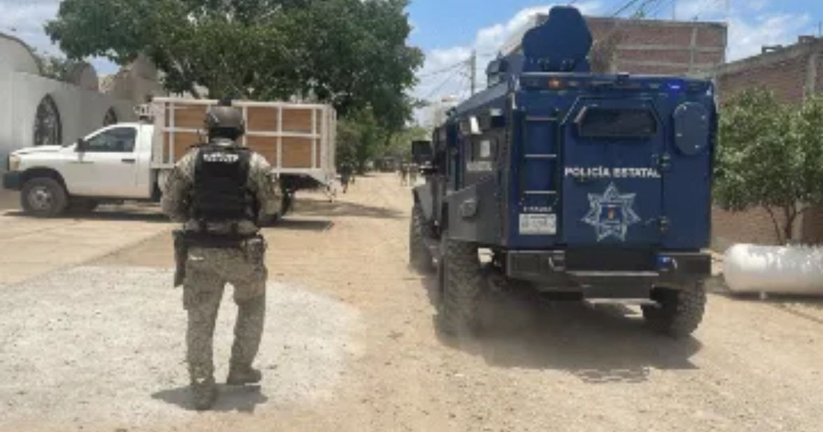 Oficial de policía en operativo de rescate en Culiacán, Sinaloa