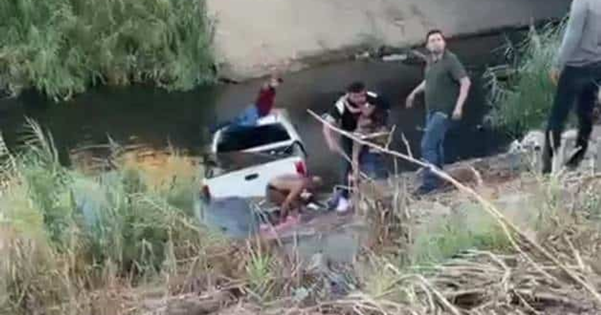 Rescate de familia en dren México 15 tras accidente de camioneta