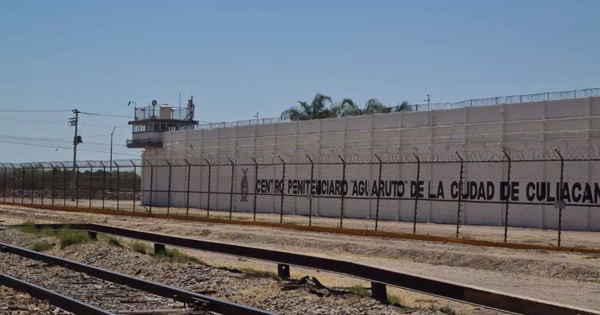 Centro Penitenciario Aguaruto en Culiacán con muro, torre de vigilancia y vías de tren