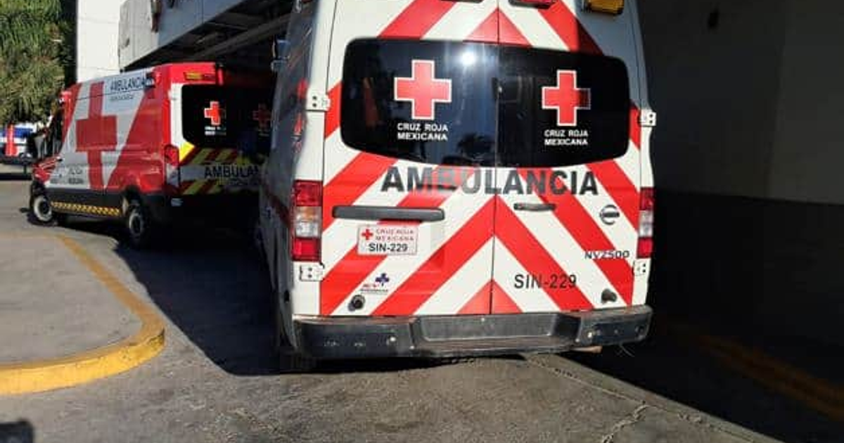 Ambulancias de la Cruz Roja Mexicana estacionadas en un garaje, con diseño de franjas rojas y blancas y logo visible.