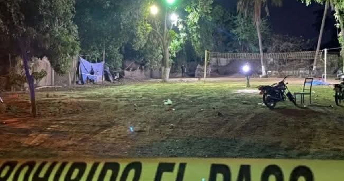 Parque nocturno con red de voleibol, motocicleta y señal de prohibido el paso
