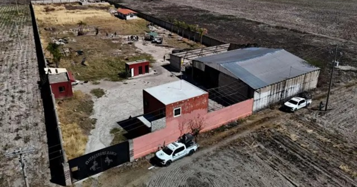 Vista aérea de instalaciones rurales con edificios y vehículos, posiblemente vinculadas al CJNG.