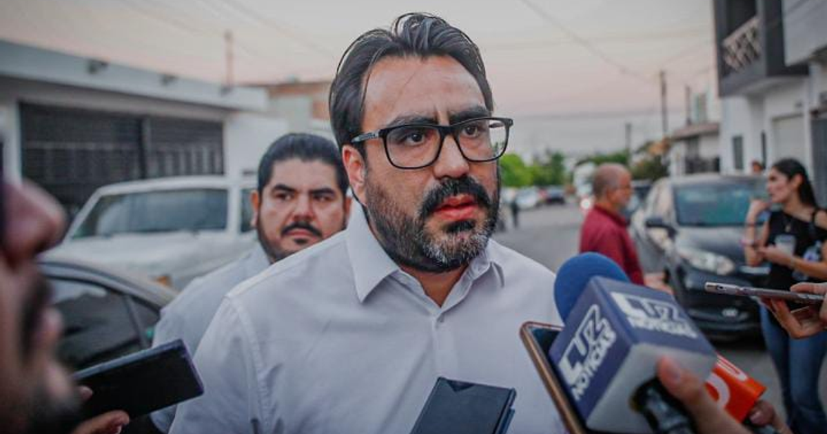 Conferencia de prensa sobre la designación del nuevo secretario de seguridad pública en Culiacán, con un orador y varias cámaras presentes.