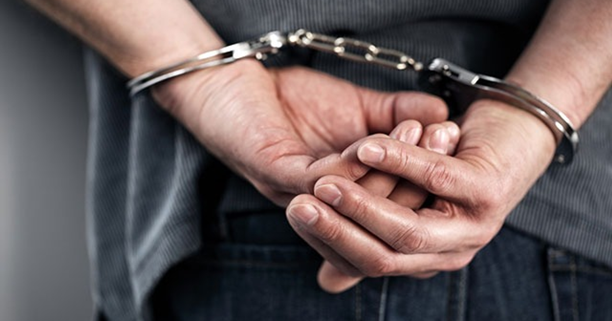 Manos esposadas de un detenido en caso de secuestro en Mazatlán