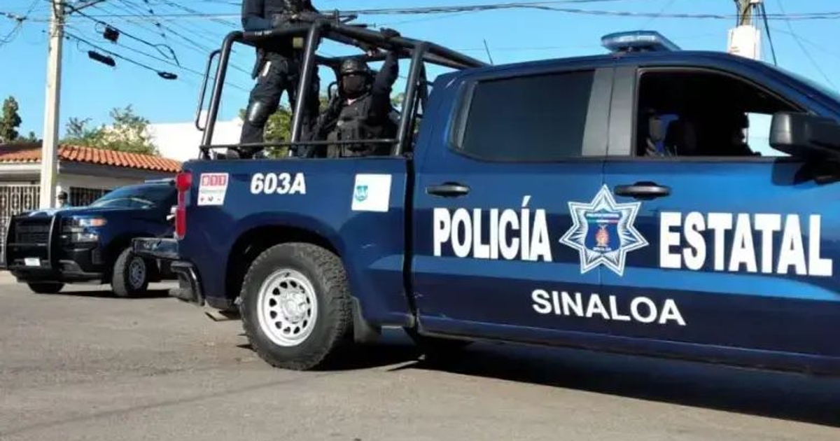 Vehículo policial de Sinaloa con oficiales en ropa táctica tras secuestro en Culiacán