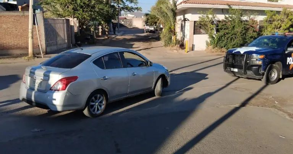 Sedán plateado y vehículo policial en Culiacán tras levantón en Villa Bonita