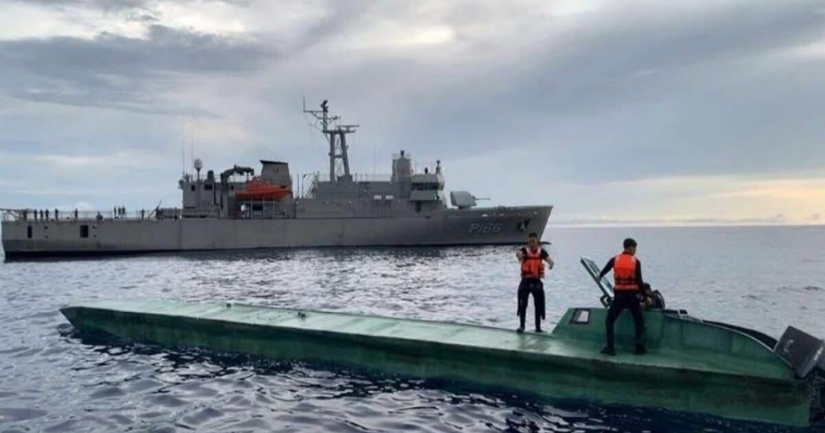 Barco de la marina y semisumergible en operativo en el mar de Guerrero
