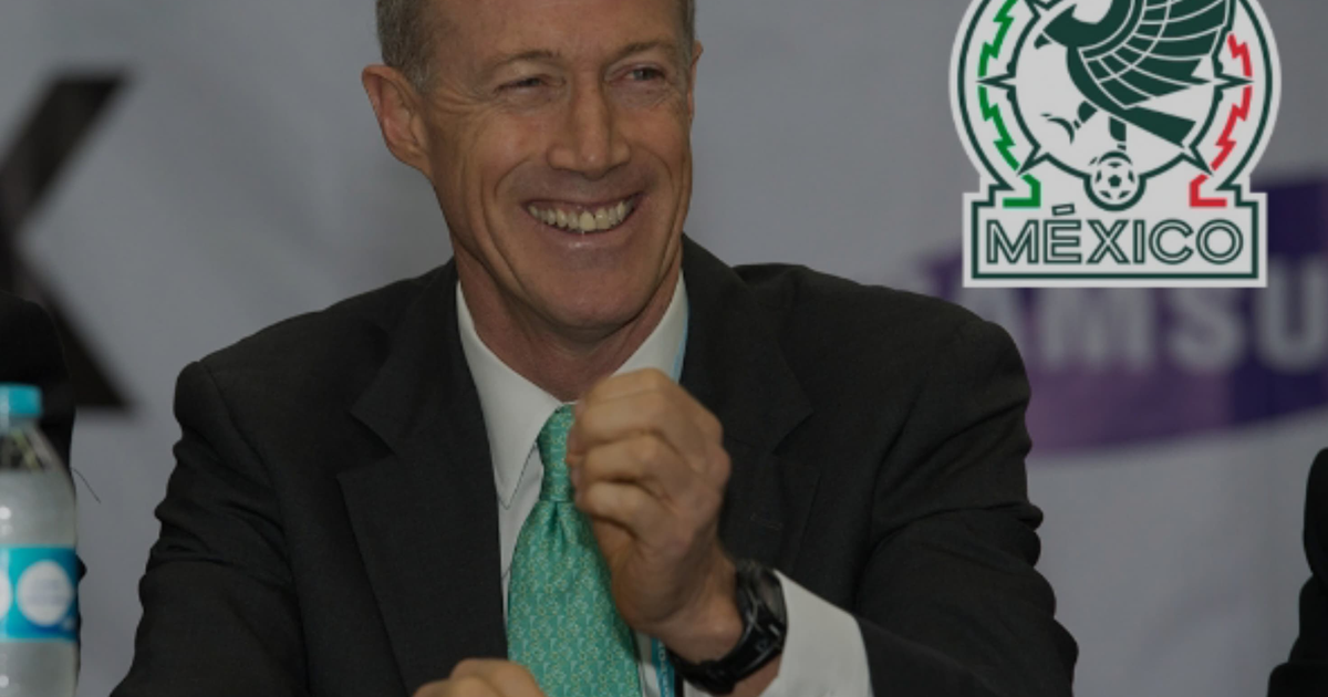 Persona sonriendo con logo de fútbol, relacionado con la comisión de estudio FMF-Liga MX.