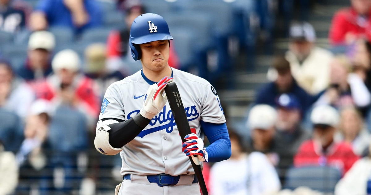 Shohei Ohtani concentrado con bate en mano en el Dodger Stadium, preparándose para batear.