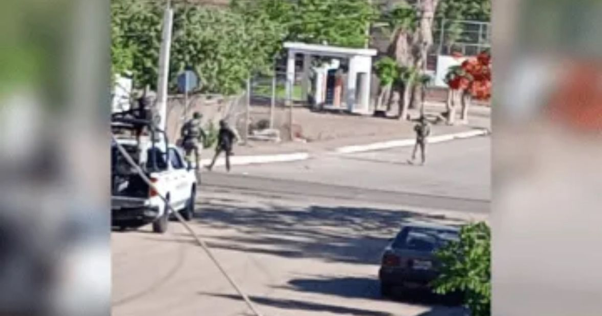 Soldados y vehículo policial en operativo de seguridad urbana