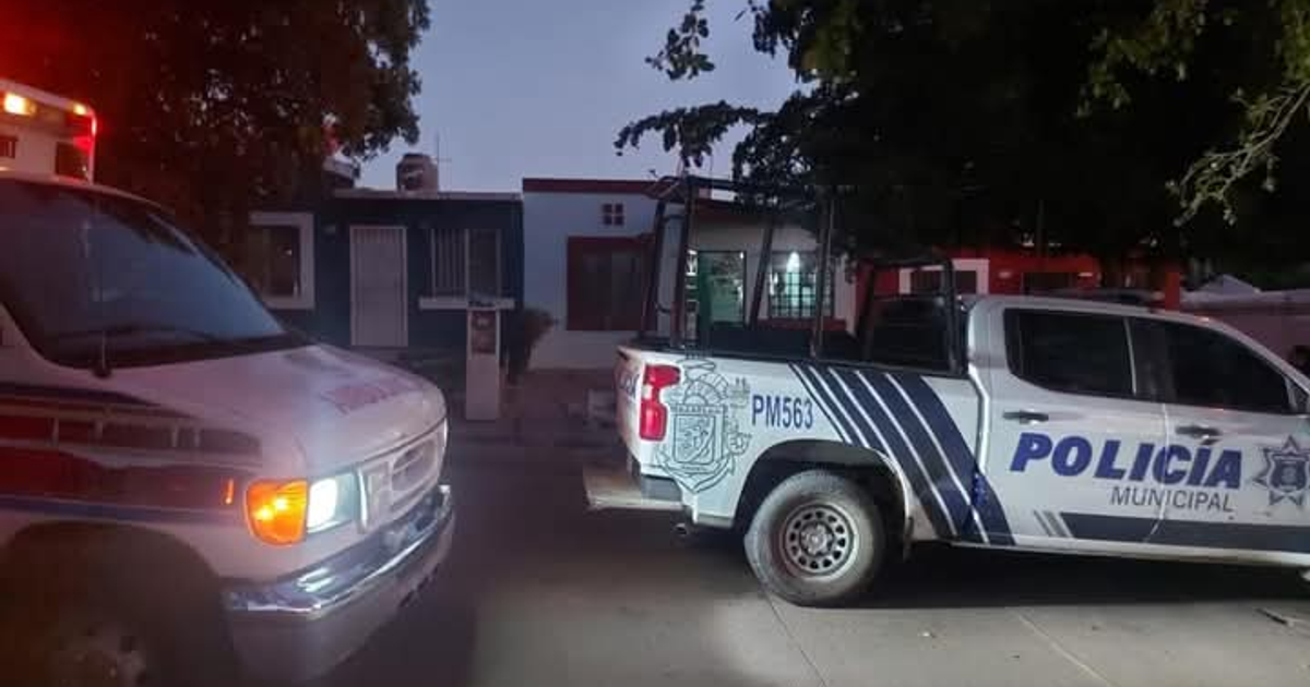 Ambulancia y patrulla de policía en Mazatlán durante la noche, respondiendo a una emergencia.
