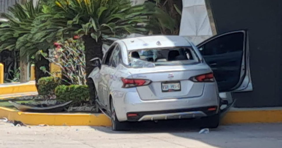Automóvil plateado dañado tras ataque armado en Culiacán