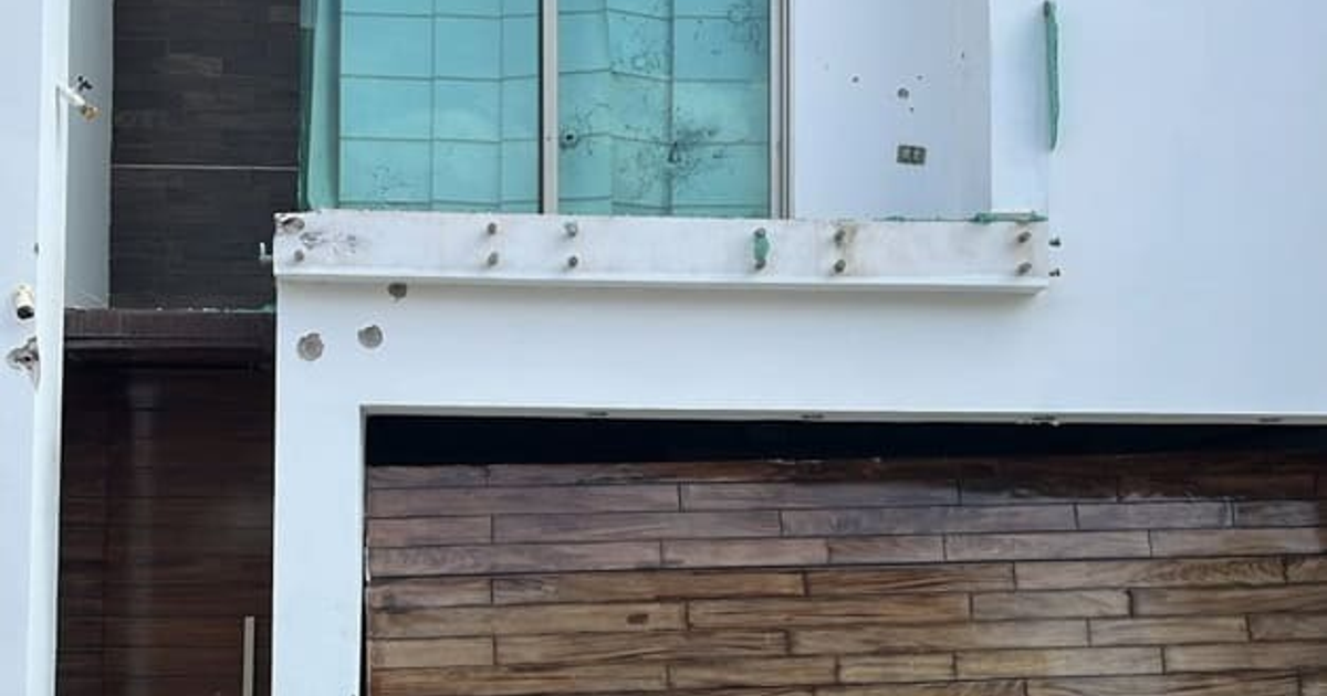 Fachada de casa con ventana dañada y marcas de bala tras tiroteo en Culiacán